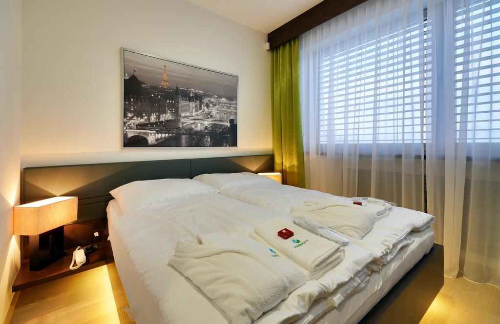 Hotel Harmony Medical & Wellness-Free Parking, 1,8Km From The Center 크로메르지 객실 사진